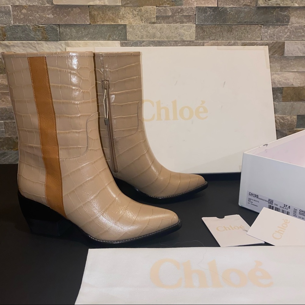 CHLOÉ VINNY CROC-EFFECT LEATHER ANKLE BOOTS IN Nougat